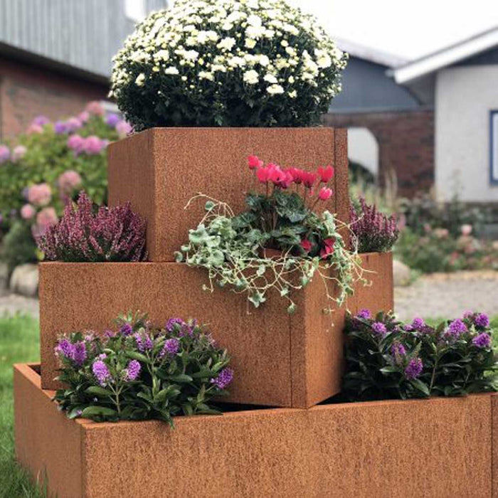 Blomsteropsats med bukket kant