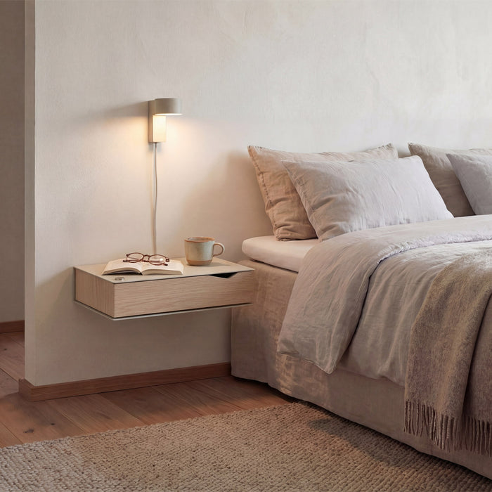 2 stk. sengeborde væghængt: BESIDE - grå m. egetræsskuffe