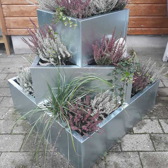 Blomsteropsats med bukket kant